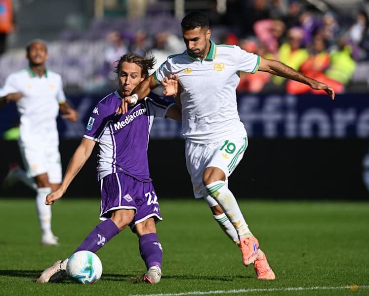 Roma take top spot with 2-1 comeback win at Fiorentina