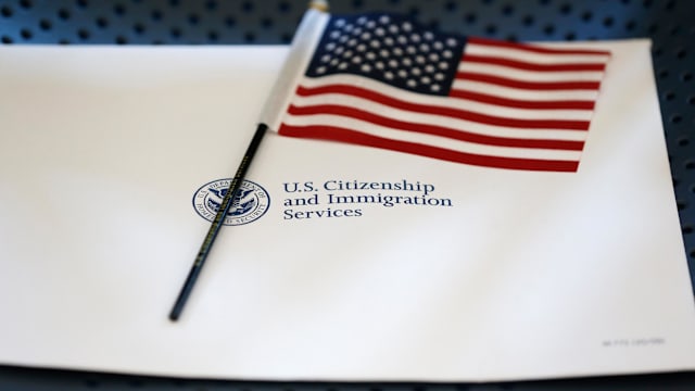 美国收紧绿卡申请：新规意味着什么？谁将受影响？