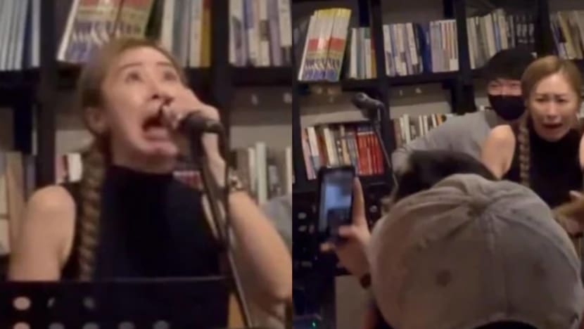 Taiwanese Singer Freaks Out Over Flying Cockroach During Performance Taiwanese Singer Freaks Out Over Flying Cockroach During Performance