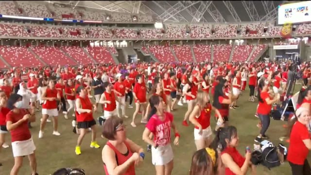 60名教练带领约1600人做健身操 欢庆国庆