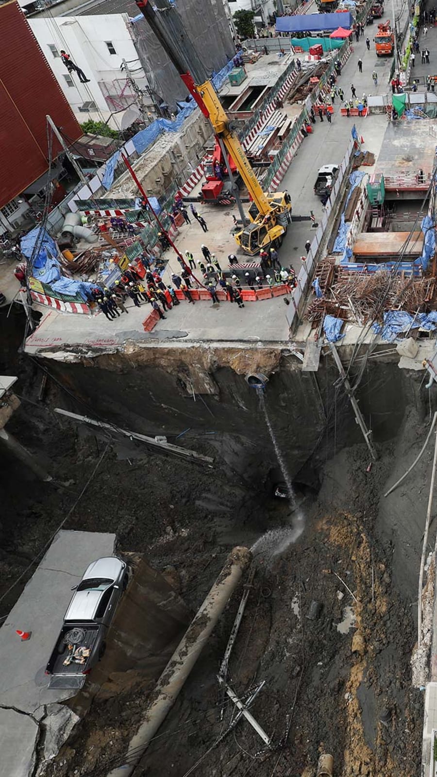 Massive sinkhole opens up outside Bangkok hospital