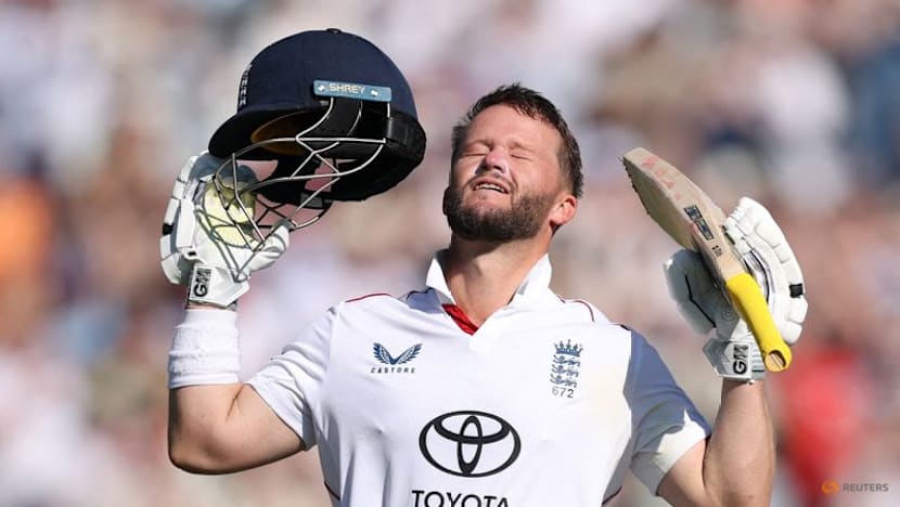 England roar back in second test with wickets for Stokes and century for Duckett