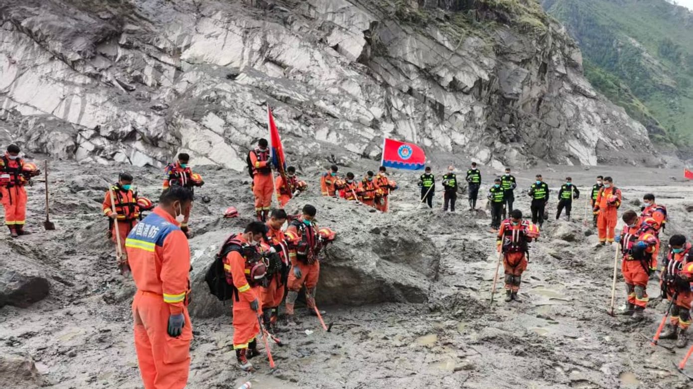 西藏吉隆举行泥石流遇难者哀悼活动。（图：新华社）