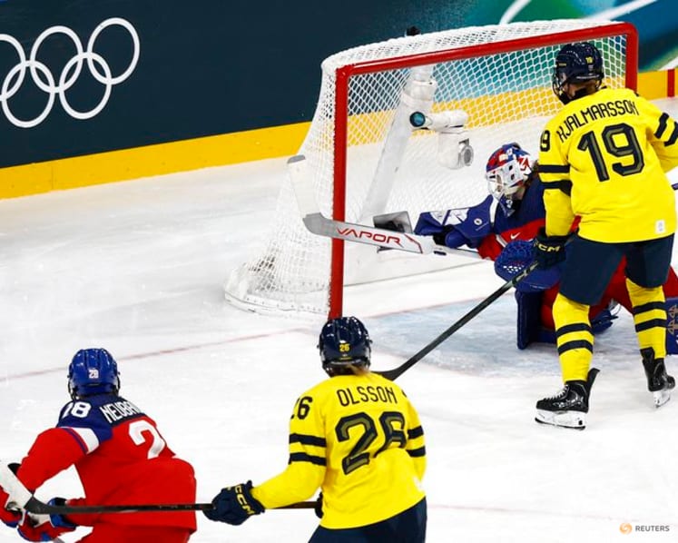 Ice hockey-Sweden edge Czechs to reach women's semi-finals
