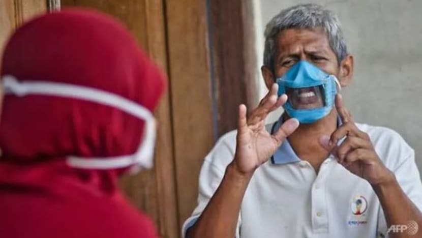 COVID-19: Pasangan suami isteri di Makassar hasilkan pelitup jarang khas untuk golongan kurang daya pendengaran COVID-19: Pasangan suami isteri di Makassar hasilkan pelitup jarang khas untuk golongan kurang daya pendengaran