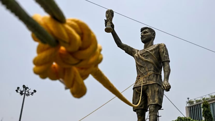 கொல்கத்தாவில் காற்றில் ஆடும் மெஸ்ஸியின் சிலை - அகற்ற முடிவு