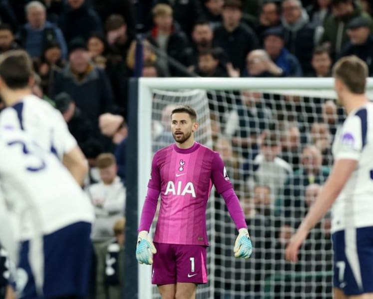 Frank blasts Tottenham fans for booing keeper Vicario after error