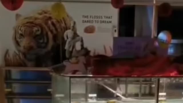 用扫把清理面包展示架 面包物语：是外包清洁公司员工 已被立即解雇