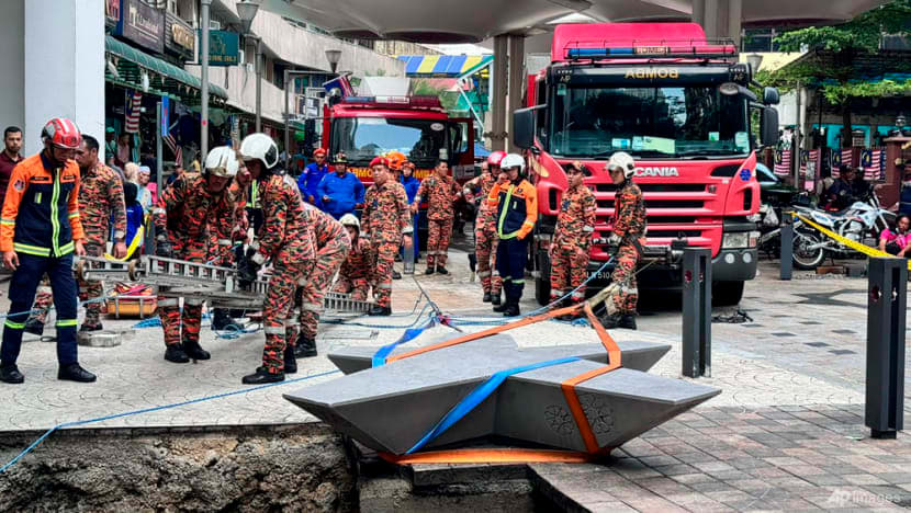 கோலாலம்பூரில் திடீர் பள்ளத்தில் விழுந்து மாண்ட இந்தியச் சுற்றுப்பயணி - இழப்பீடு கேட்கும் குடும்பம்