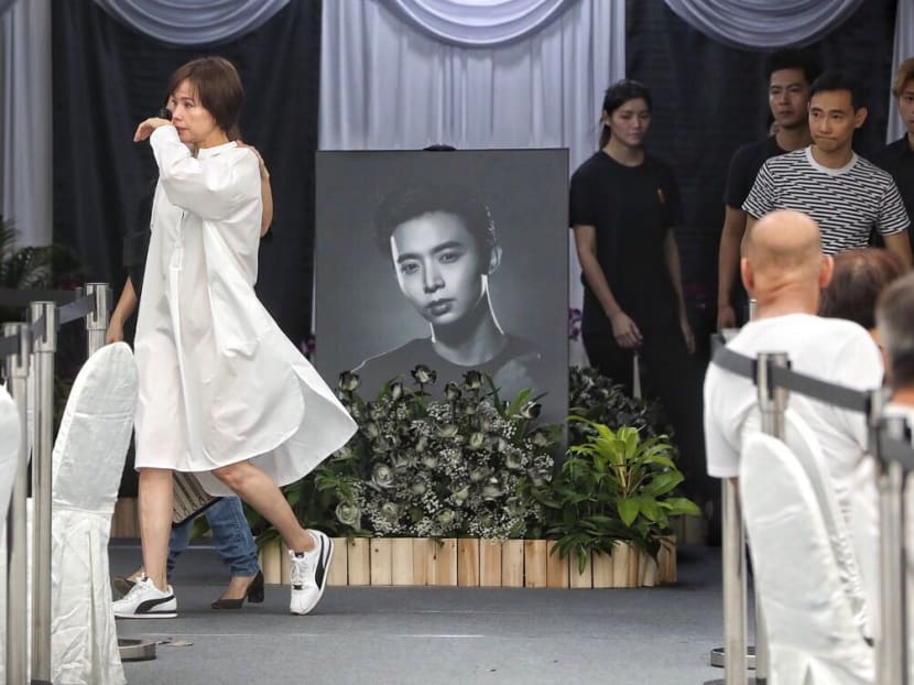 Mediacorp artistes Zoe Tay (left) and Fann Wong turned up at the wake for the late Aloysius Pang.