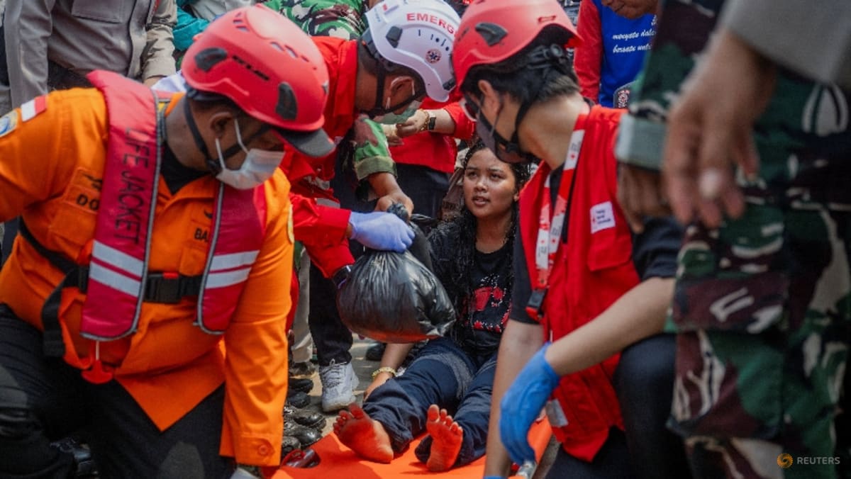 Bad weather hampers Indonesia ferry rescue, dozens still missing