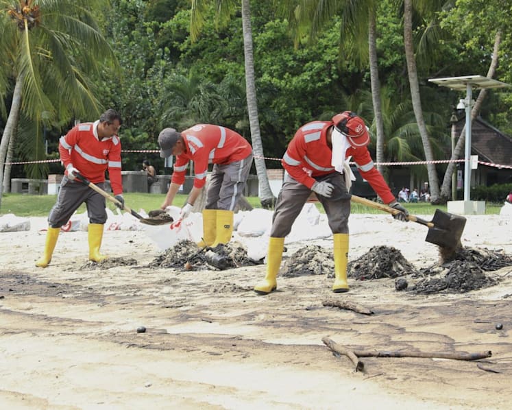 Oil leak clean-up at Changi, Pasir Ris beaches to take several days