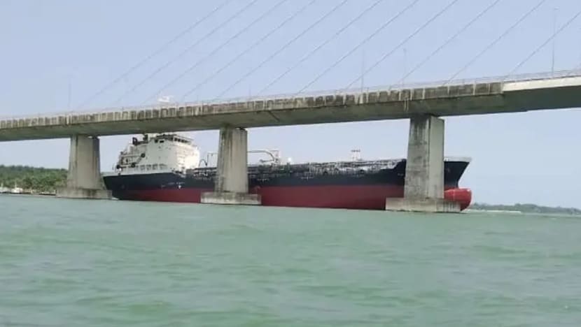 Jambatan Sungai Johor selamat dilalui selepas kapal hanyut langgar struktur
