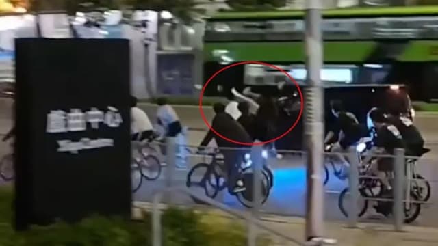 多辆改装脚踏车香港马路狂飙 其中一人被撞飞