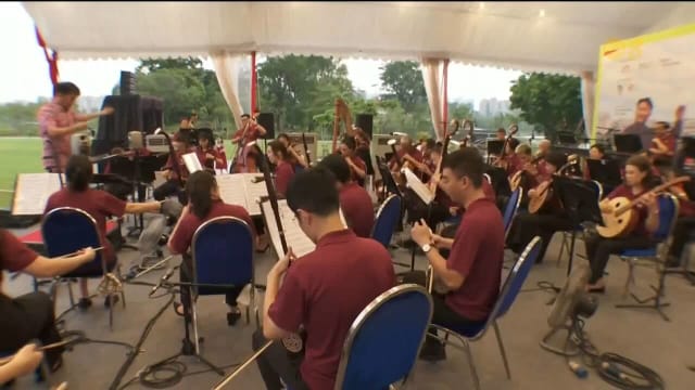 新加坡华乐团裕廊湖花园奏响SG60音乐会 吸引500名观众