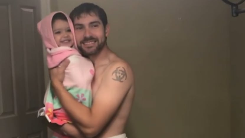Video 'lipsync' bapa dan anak ini jadi viral, dapat perhatian Maroon 5 Video 'lipsync' bapa dan anak ini jadi viral, dapat perhatian Maroon 5