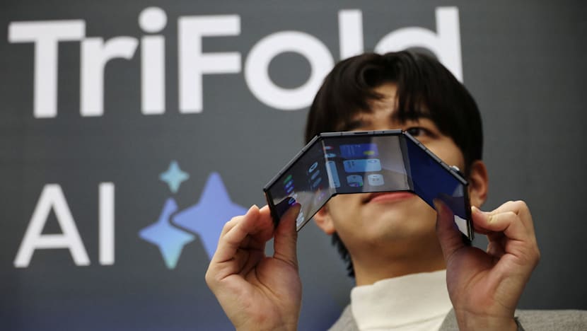 மூன்றாக மடங்கும் திறன்பேசி - Samsung அறிமுகம்