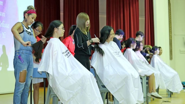 本地学生发起公开活动募款制假发 支持癌症患者 