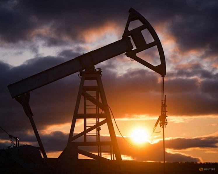 Oil settles up 1% on Russia sanctions, interviews for next US Fed chair