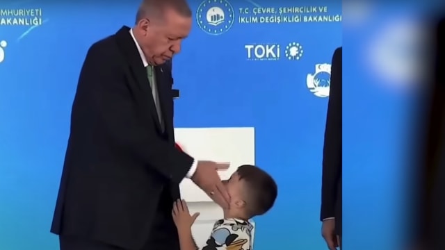 不满男童没有亲吻他的手 土耳其总统扇巴掌引热议