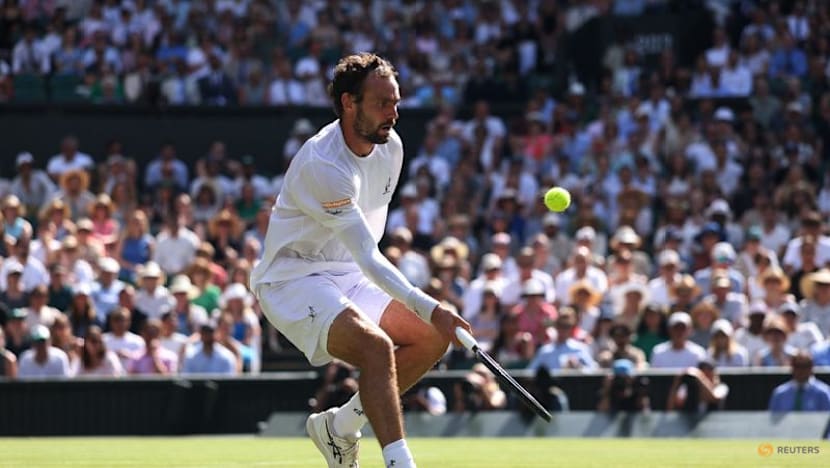 Djokovic moves past another Federer milestone to make Wimbledon quarter-finals