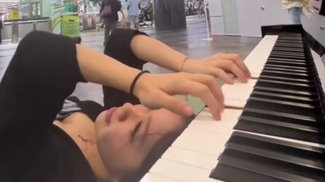 全凭肌肉记忆！本地音乐学生反手弹钢琴令人赞叹