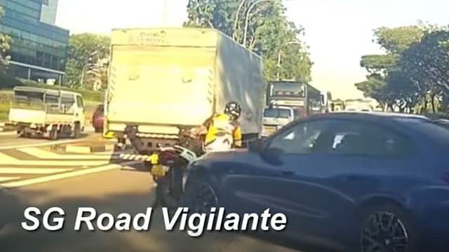 宝马轿车跨三车道拟出路口 撞及摩托车致一人送院