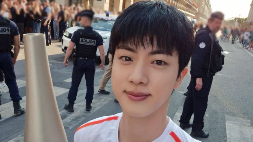 Pesona Jin BTS bawa obor Olimpiade dekat Museum Louvre di Paris