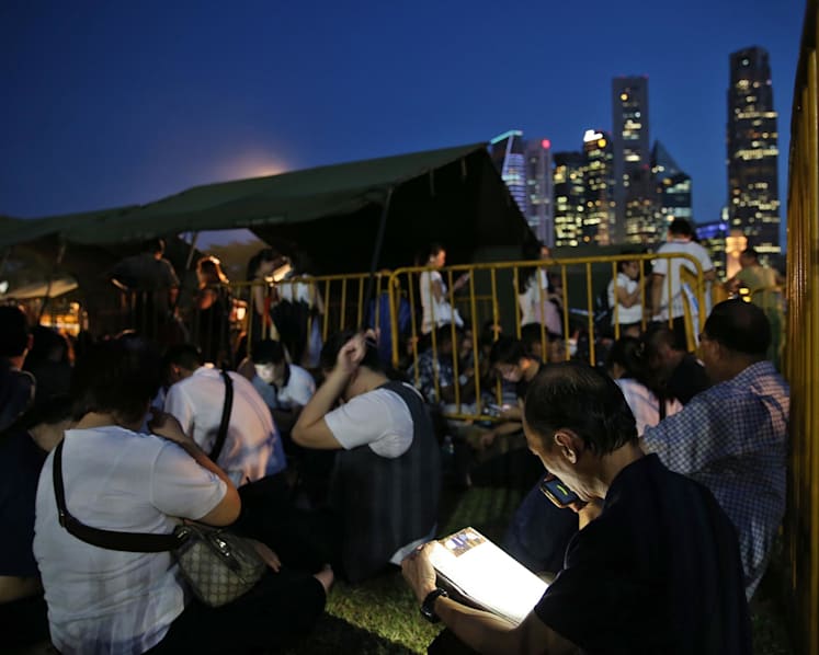 No let-up in surge to pay respects
