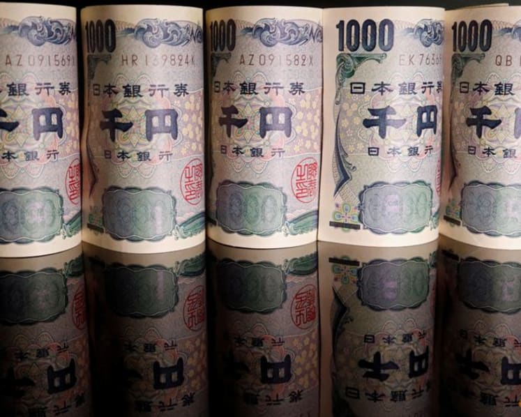 Yen tumbles on Japan spending fears, dollar broadly higher