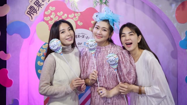 挺孕肚办性别揭晓派对　Selina揭晓宝宝性别