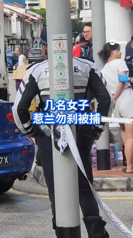 几名文身女子惹兰勿刹被捉 警方扛走多个旅行箱和多袋东西