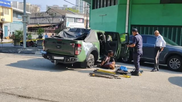 马国两匪涉偷电缆飞车逃 警追半小时开六枪一捕一逃