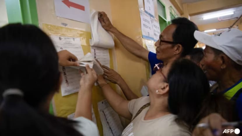 Warga Filipina undi dalam pilihan raya sengit di tengah-tengah pertembungan Marcos-Duterte Warga Filipina undi dalam pilihan raya sengit di tengah-tengah pertembungan Marcos-Duterte