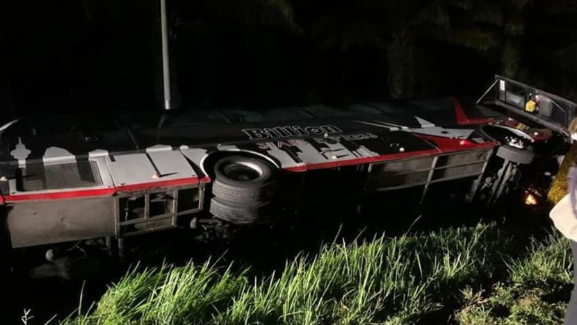 Rakyat S'pura yang cedera dalam nahas Johor masih trauma, marah syarikat bas membisu Rakyat S'pura yang cedera dalam nahas Johor masih trauma, marah syarikat bas membisu