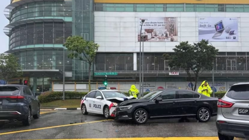 Kereta polis terlibat dalam nahas di Tampines; seorang wanita dihantar ke hospital