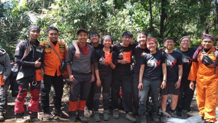 7 Singaporean hikers rescued from Indonesia’s Mount Raung after forest fires