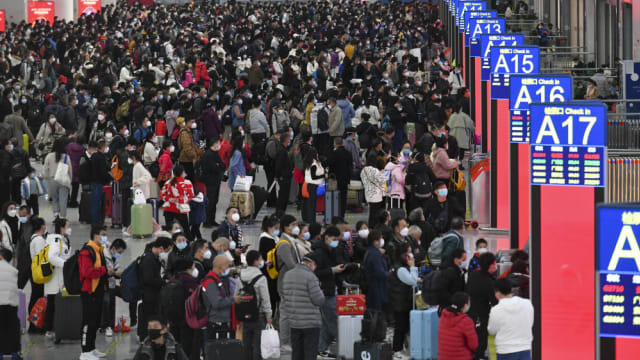 春节假期步入尾声 中国迎来春运返程小高峰