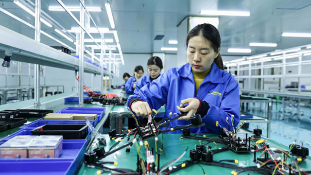 中国11月份出口增幅放缓 进口则出乎意料萎缩