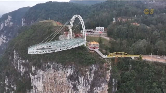 云南搭建悬崖电梯方便上下学 旅游业和农业也获益