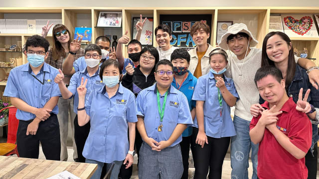 与特需学员携手制作相框　新传媒艺人情人节传递爱心