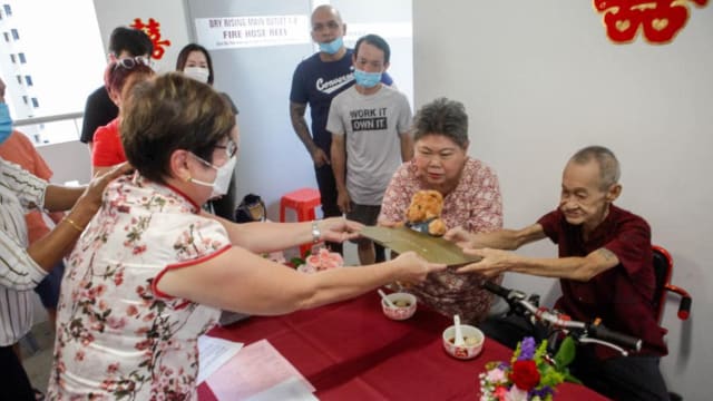 慈善组织助七旬老翁圆梦 电梯大堂注册完婚