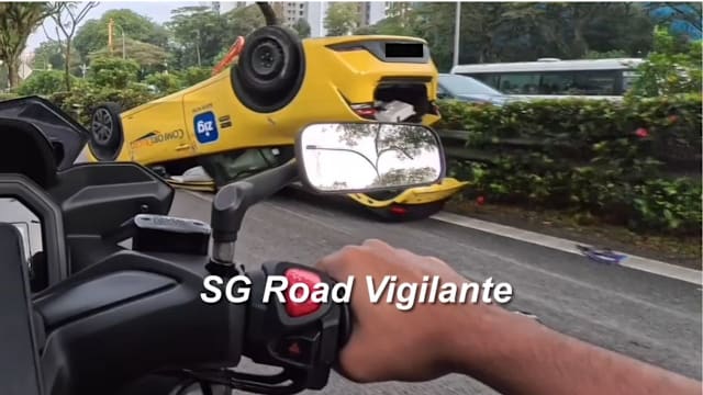 德士与汽车相撞后翻覆 德士师傅与乘客送院