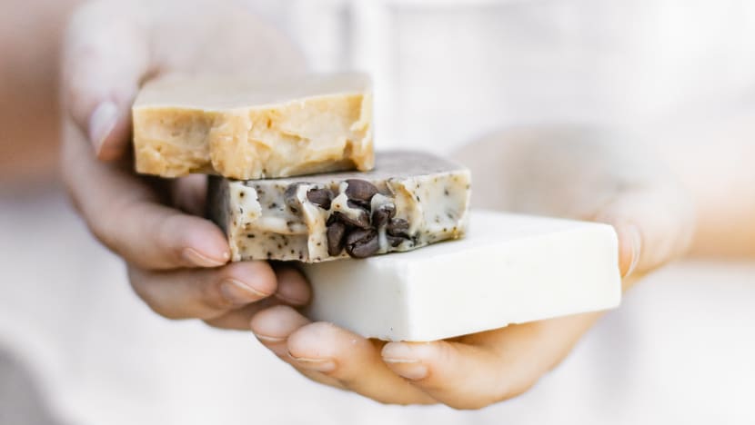 Pilih sabun mandi yang sesuai bagi elak kulit rosak