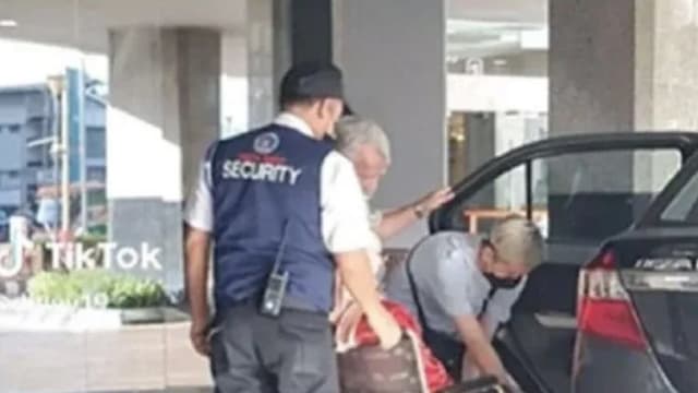 马国司机热心帮助行动不便老妇 网民：年轻司机好善良