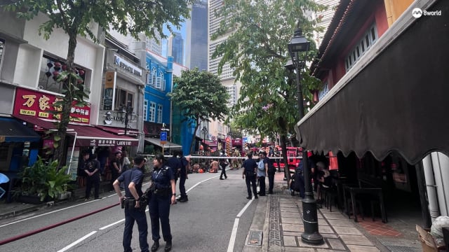 驳船码头店屋发生火患 冒出滚滚浓烟