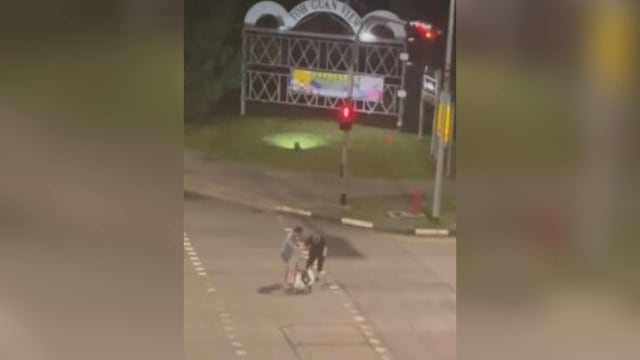 推购物车长者艰辛过马路 暖心路人全程伴随赢赞