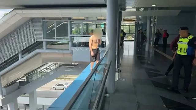 台籍男子情绪失控  脱衣半裸大闹吉隆坡地铁站 