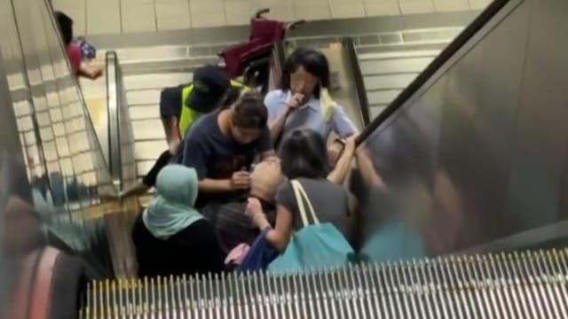 看护推轮椅搭扶梯翻落 台老翁重摔波及后方旅客