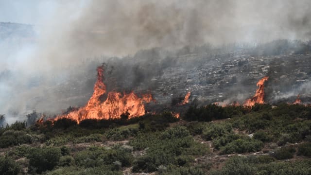 希腊山火波及空军弹药库 引发大火和爆炸